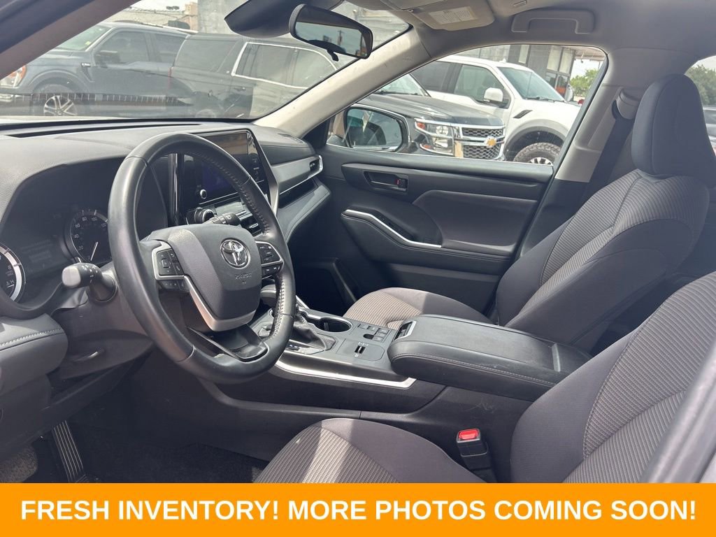 Used 2025 Toyota Highlander LE FWD image 8