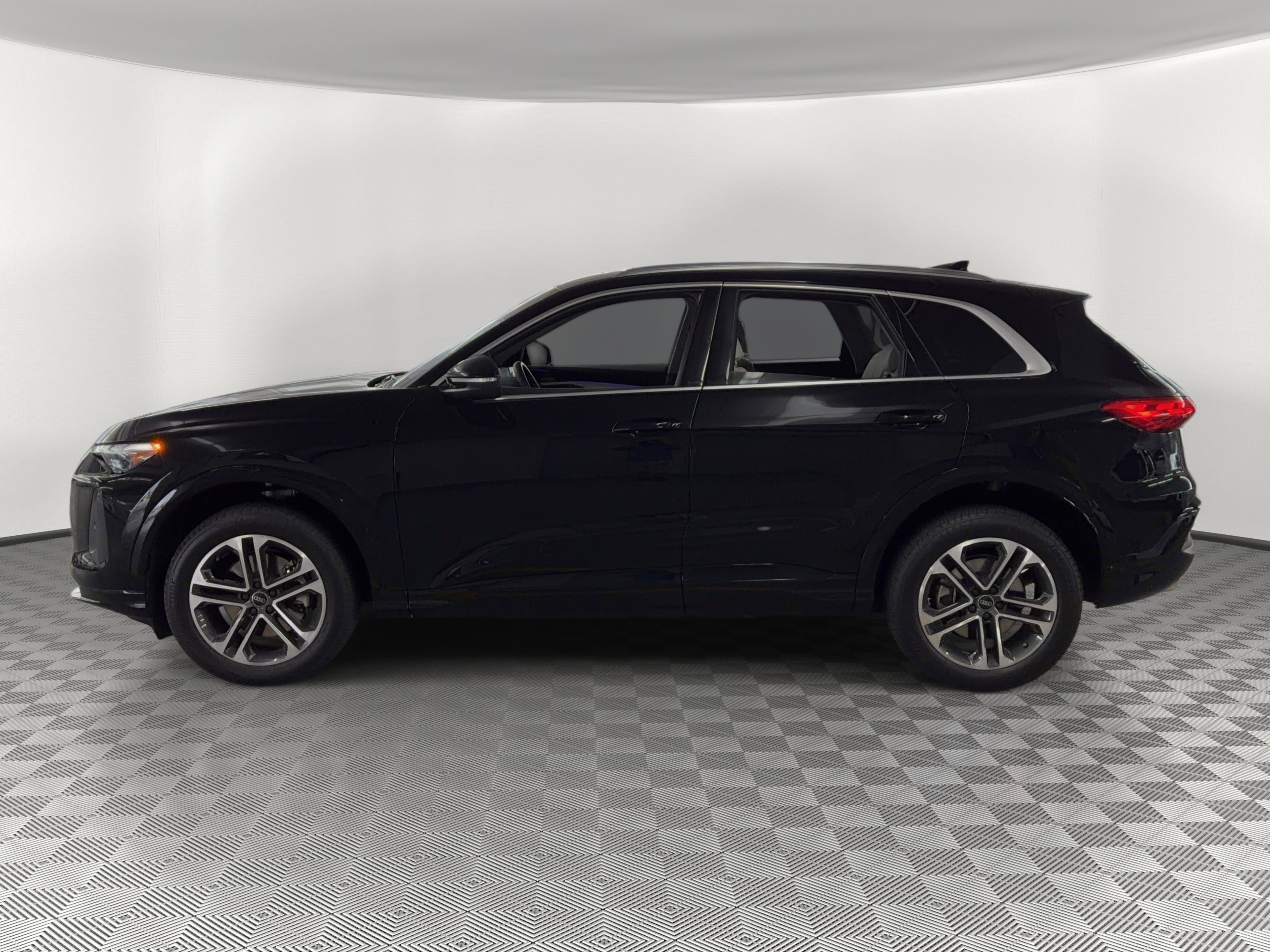 Used 2025 Audi Q5 Premium w/ Premium Plus AWD/4WD image 2
