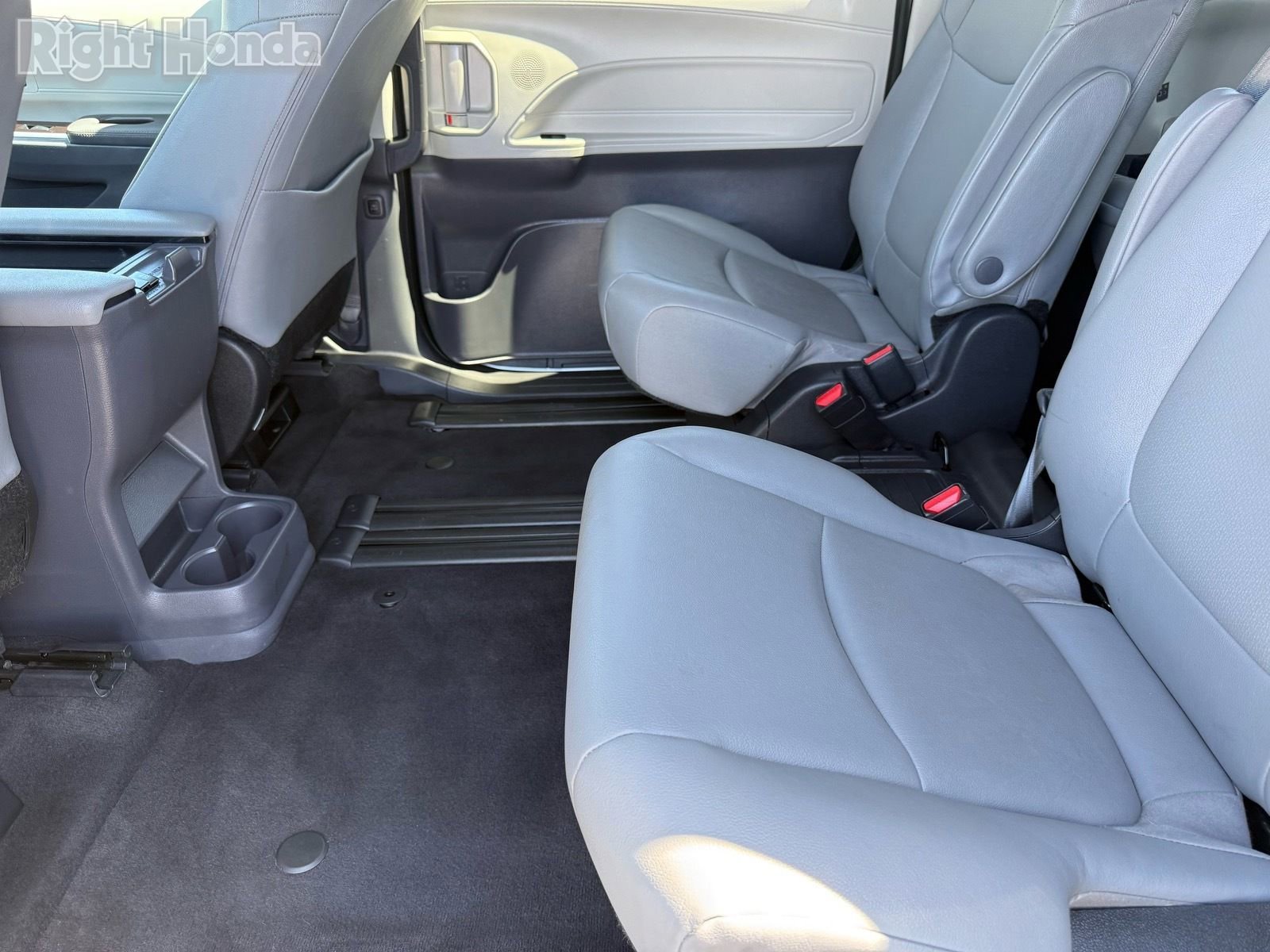 Used 2024 Toyota Sienna XLE FWD image 26
