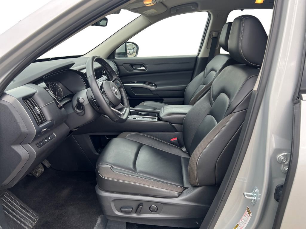 Used 2025 Nissan Pathfinder SL image 9