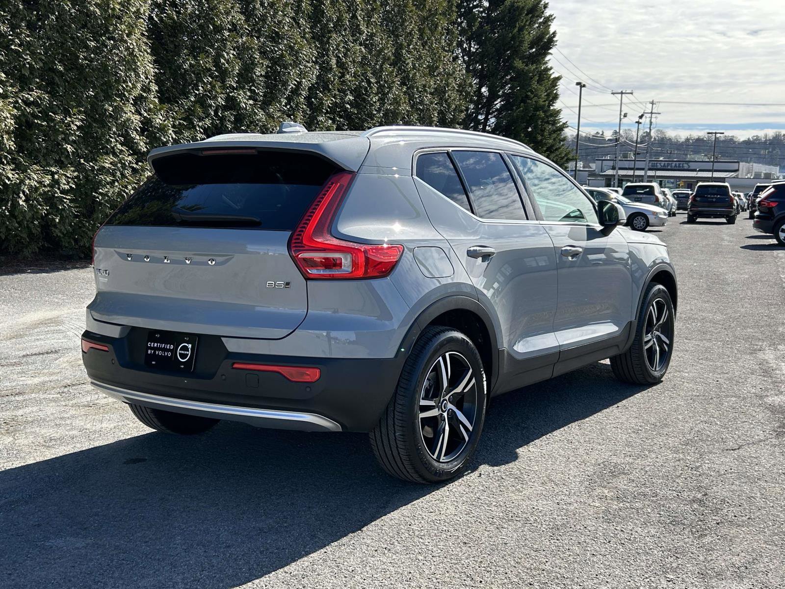 Certified 2025 Volvo XC40 B5 Core image 2
