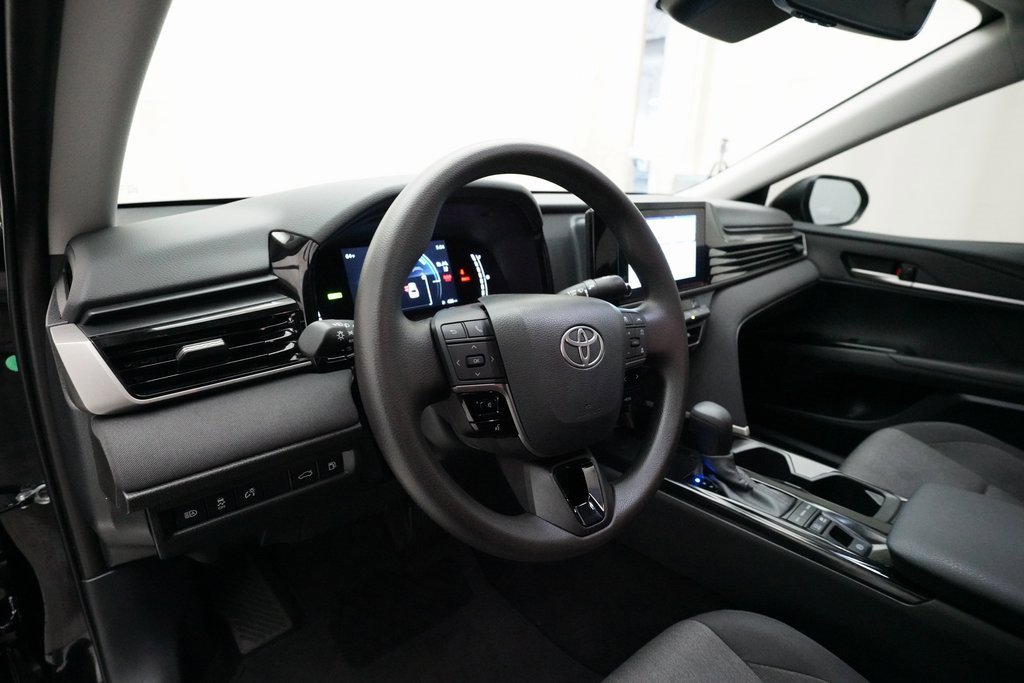 Used 2025 Toyota Camry LE image 8