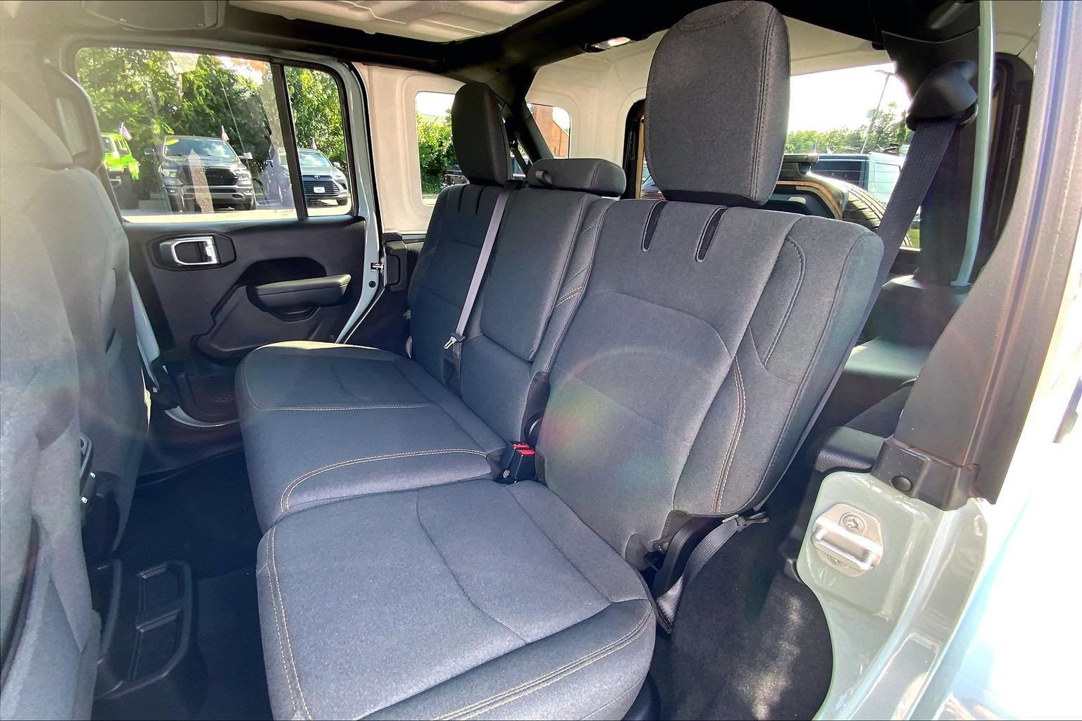 Used 2024 Jeep Wrangler Unlimited w/ Convenience Group AWD/4WD image 20