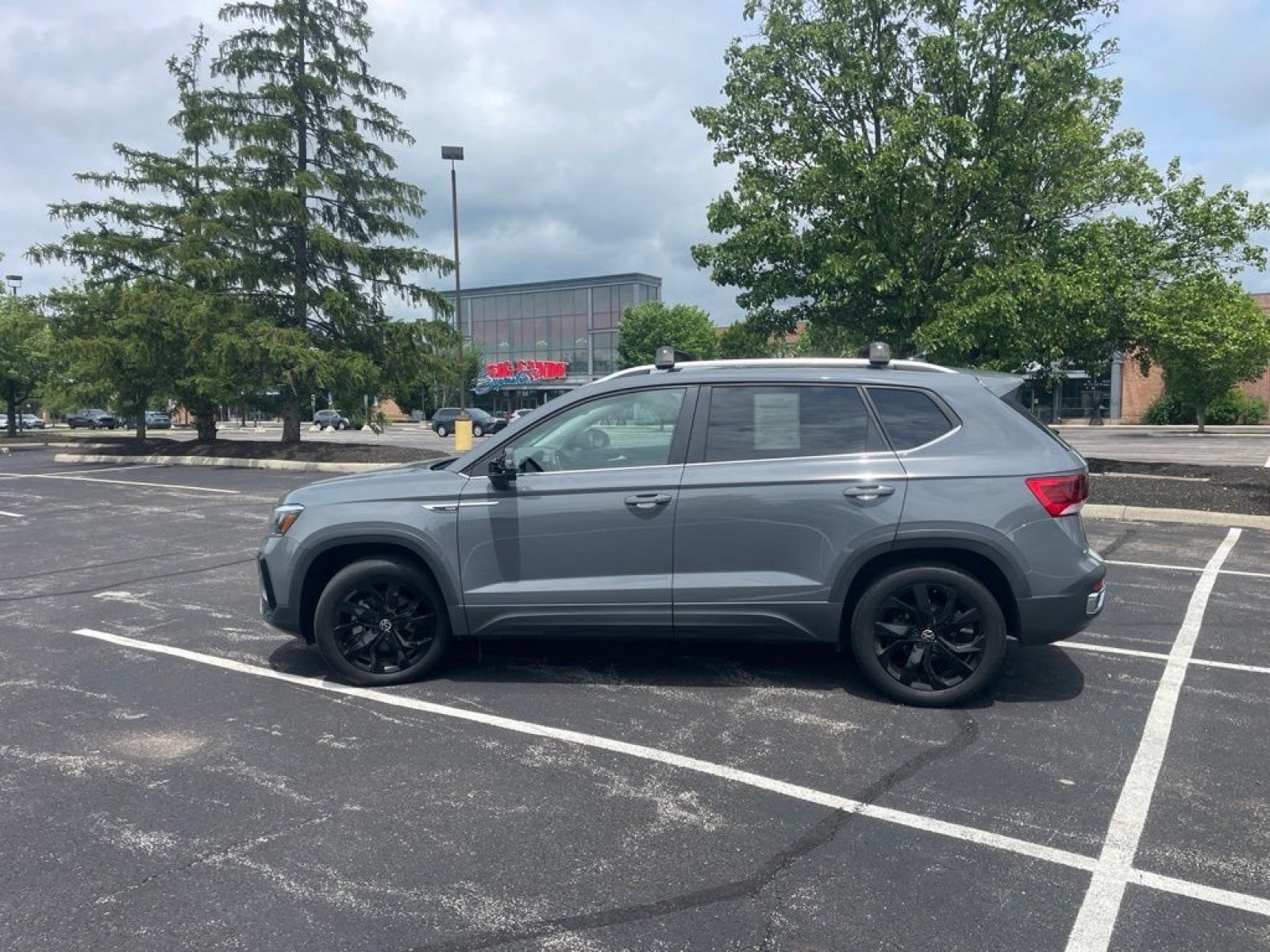 Used 2022 Volkswagen Taos SE w/ Panoramic Sunroof Package AWD/4WD image 6