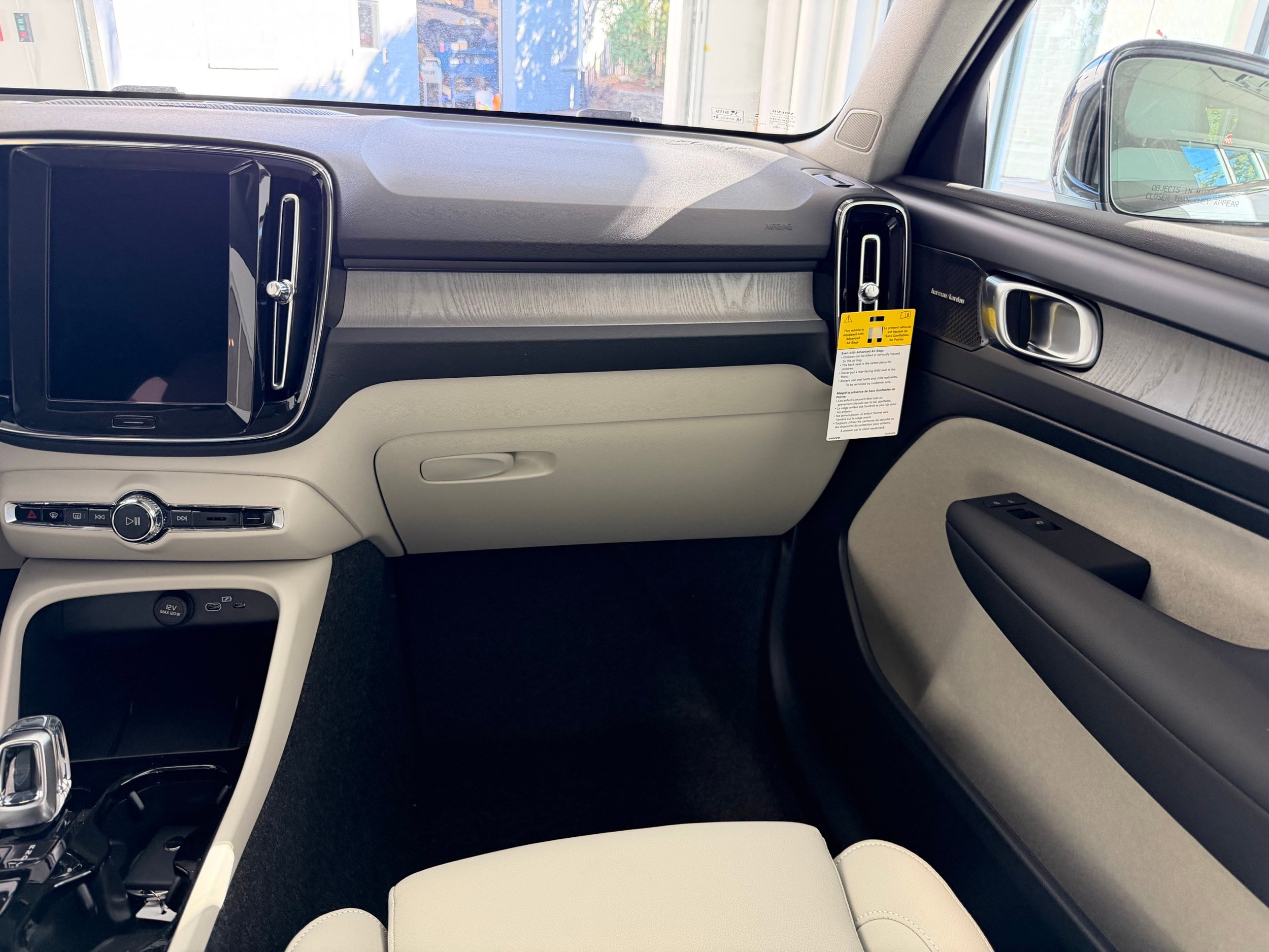 New 2026 Volvo XC40 B5 Ultra w/ Protection Package Premier image 23