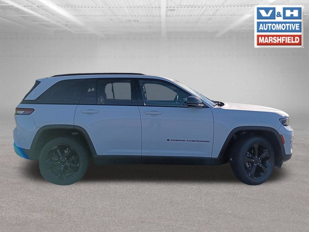 Used 2023 Jeep Grand Cherokee Altitude AWD/4WD image 5