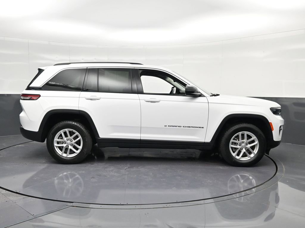 Used 2023 Jeep Grand Cherokee Laredo AWD/4WD image 4