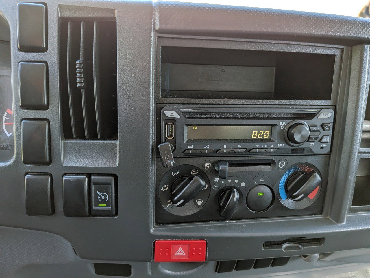 Used 2018 Isuzu NPR image 21