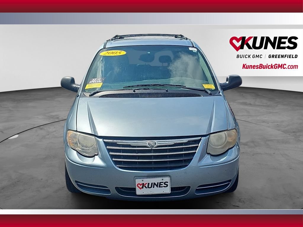 Used 2005 Chrysler Town & Country Touring w/ Leather Interior Group FWD image 4