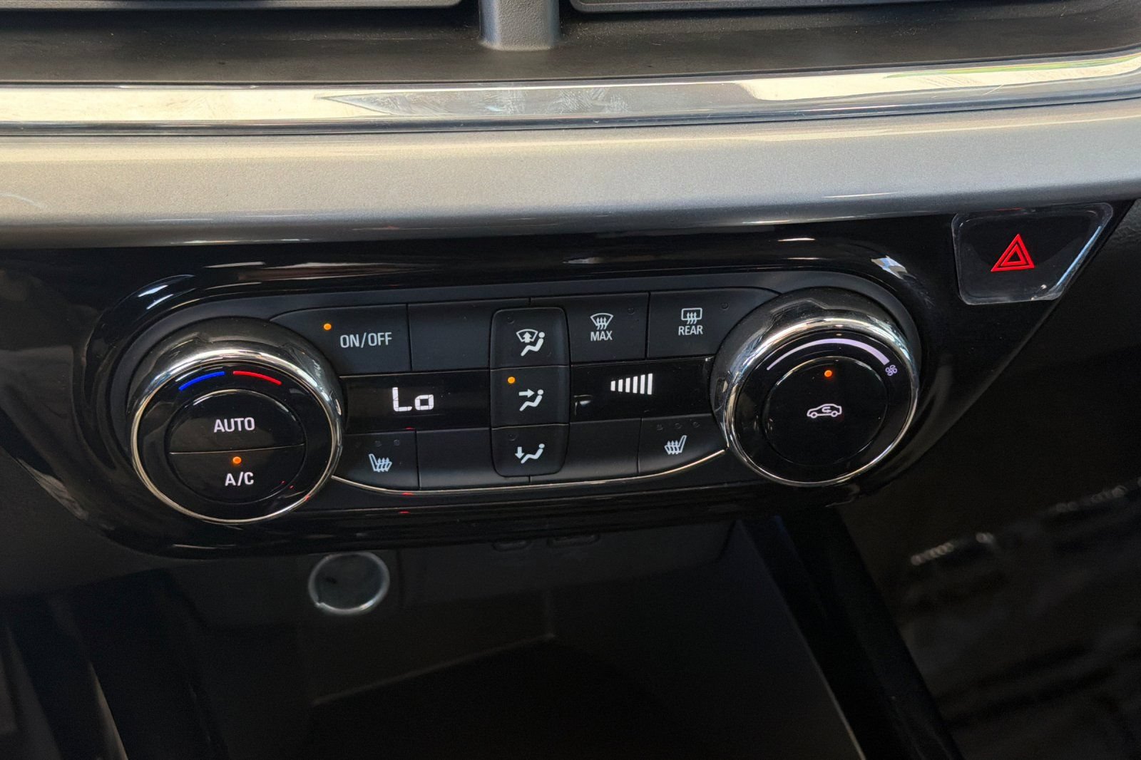 Used 2025 Chevrolet Trax LT w/ Driver Confidence Package FWD image 22
