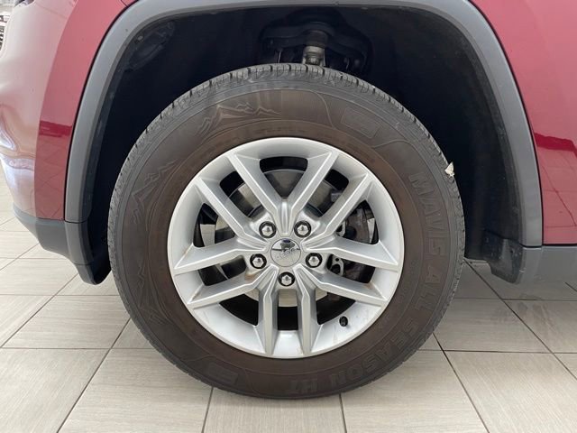 Used 2018 Jeep Grand Cherokee Laredo AWD/4WD image 9