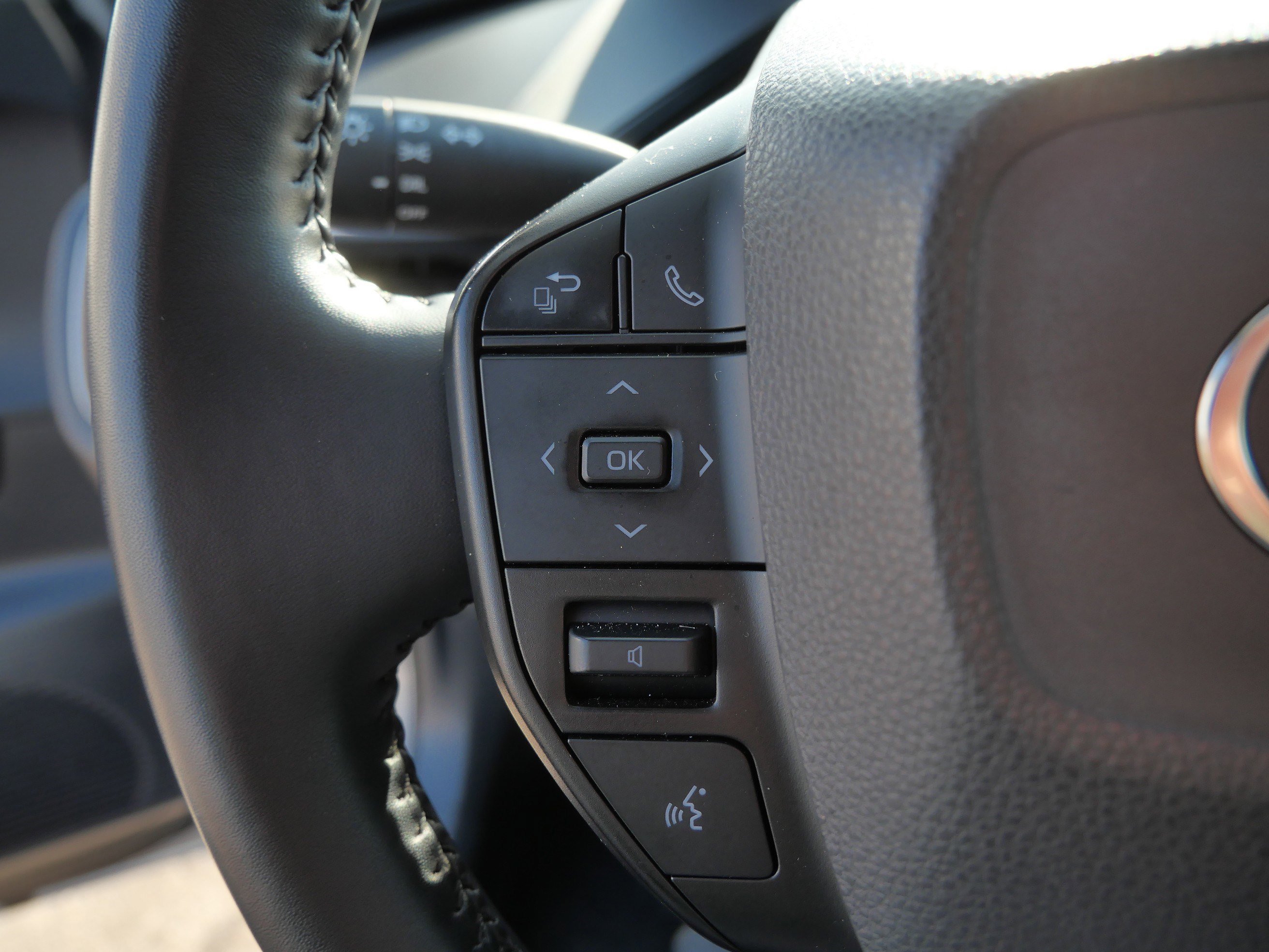Used 2024 Toyota Prius LE FWD image 27