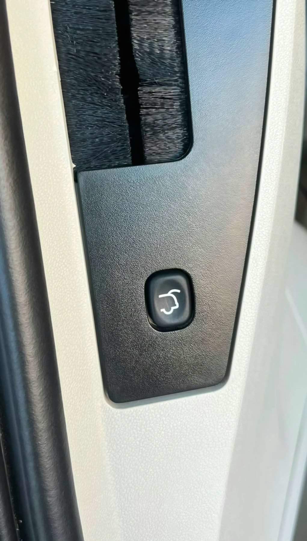 Used 2010 Chrysler Town & Country Touring Plus w/ Safetytec Group FWD image 13