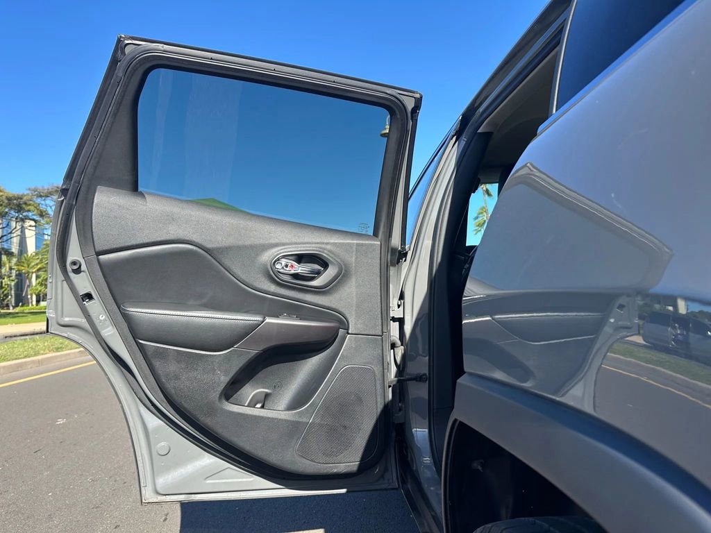 Used 2019 Jeep Cherokee Latitude Plus w/ Cold Weather Group image 19