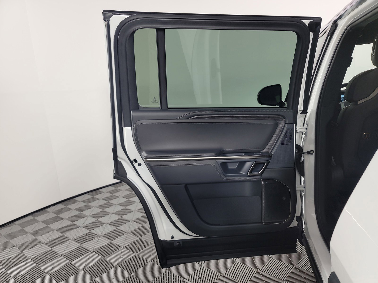 Used 2023 Rivian R1S Adventure AWD/4WD image 17