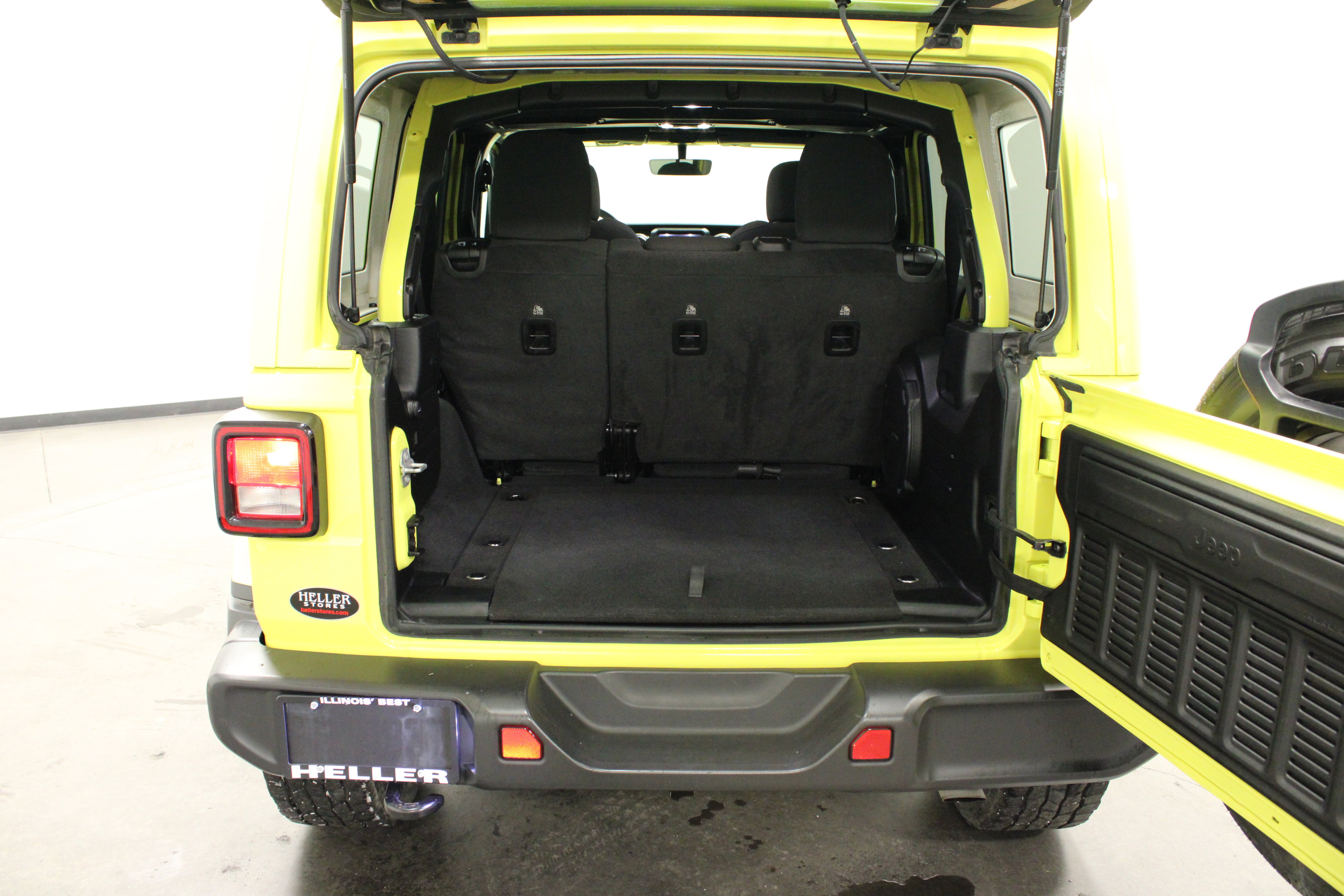 Used 2023 Jeep Wrangler Unlimited Sahara AWD/4WD image 12