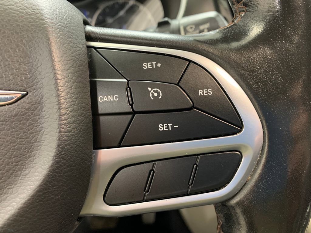 Used 2020 Chrysler Pacifica Touring-L FWD image 24