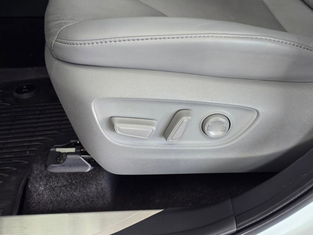 Used 2024 Toyota Highlander Platinum image 24