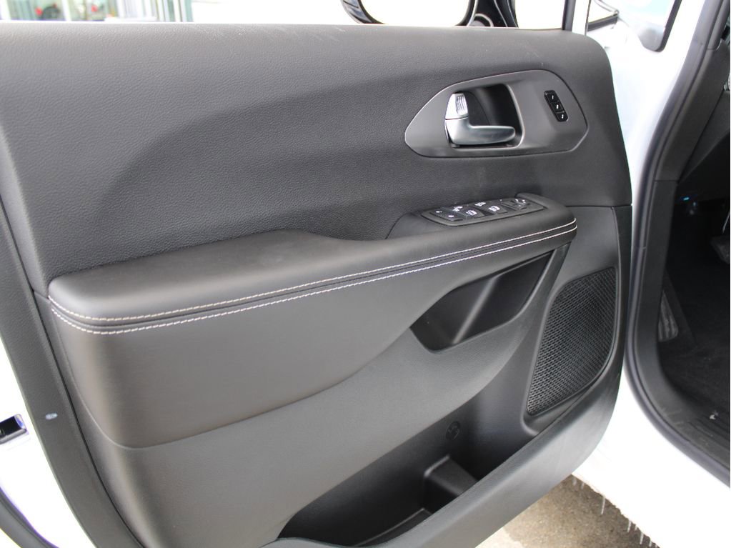 New 2026 Chrysler Pacifica Select image 9