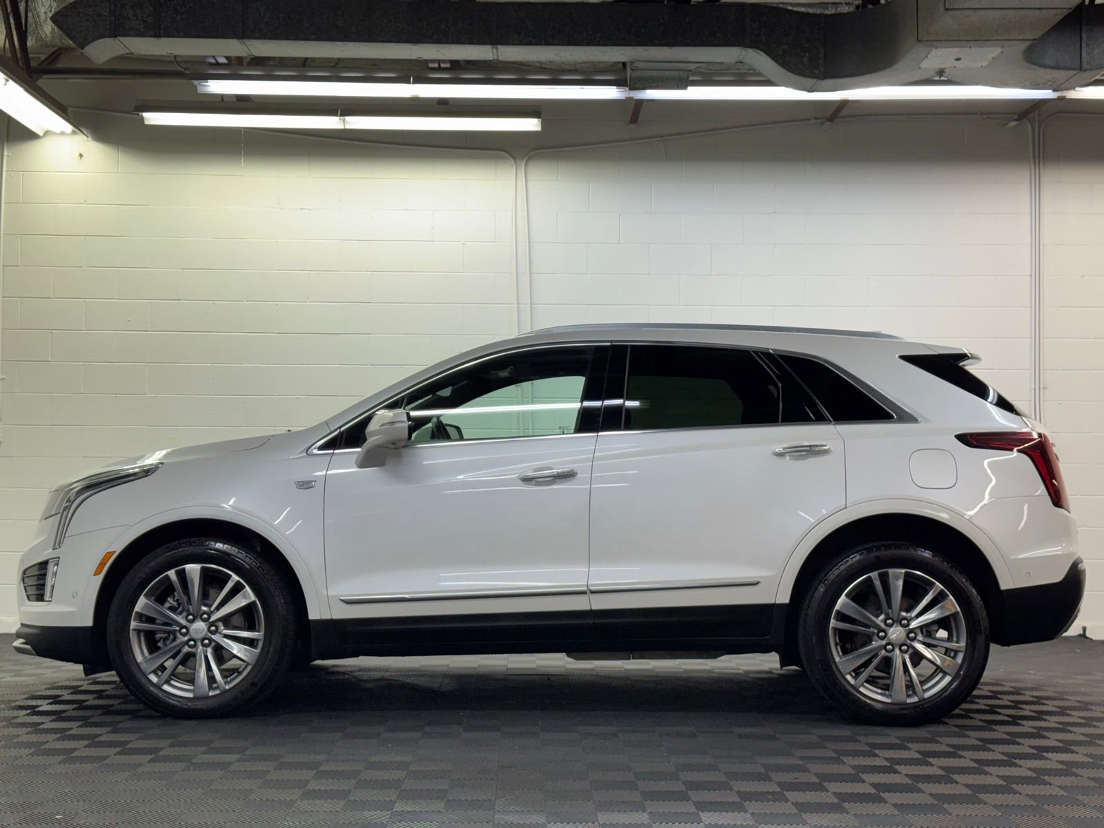 Used 2022 Cadillac XT5 Premium Luxury w/ Technology Package image 3