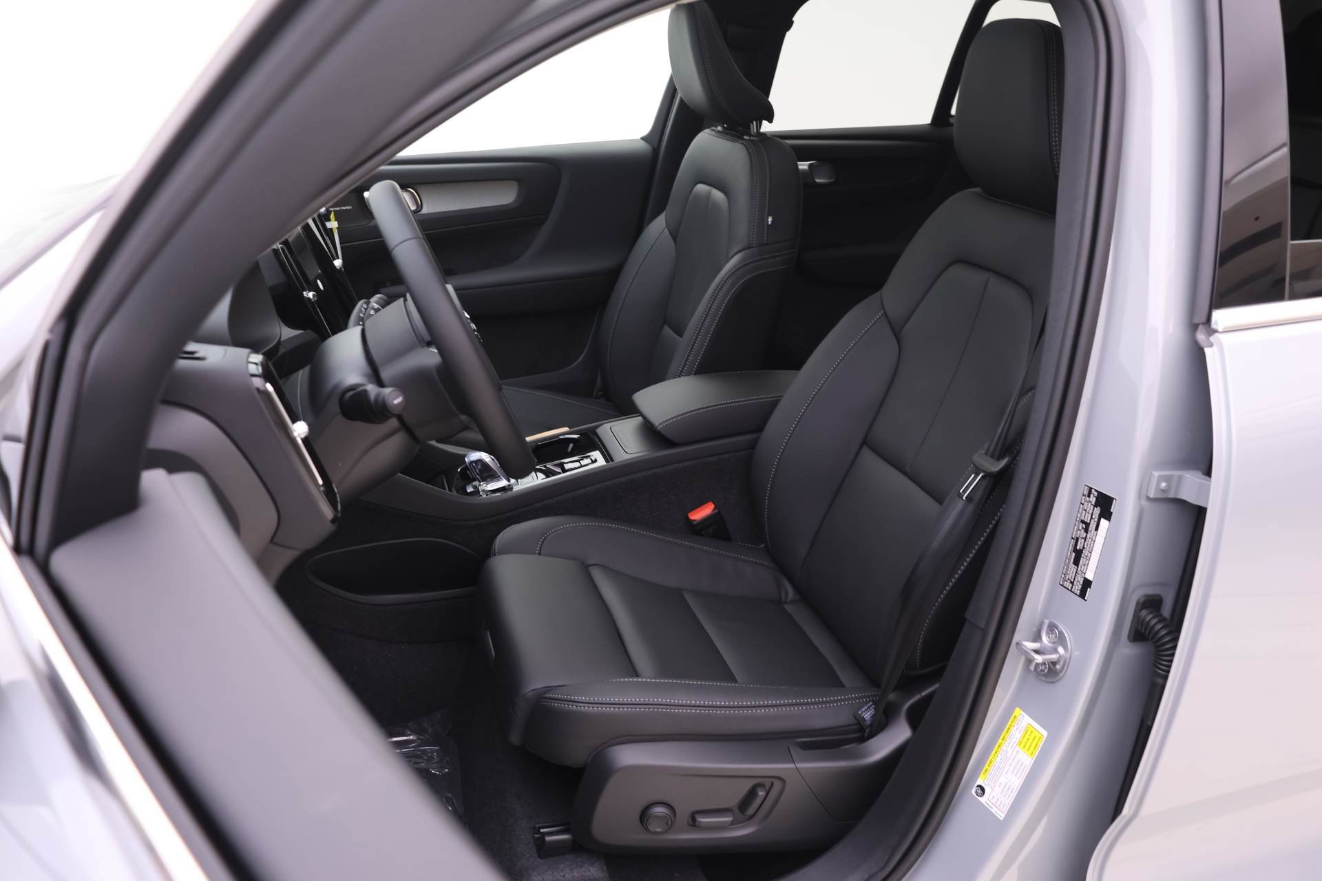 New 2025 Volvo XC40 B5 Ultra w/ Protection Package Premier AWD/4WD image 7