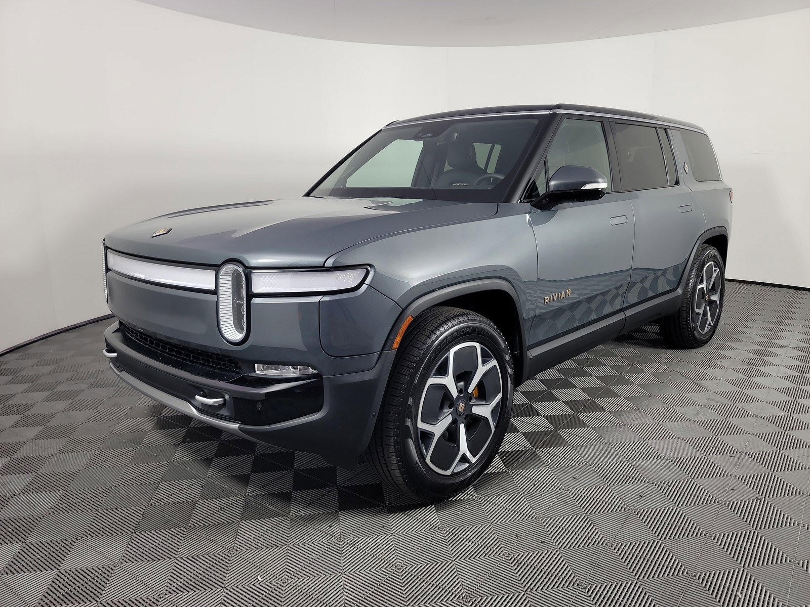 Used 2024 Rivian R1S Adventure AWD/4WD image 1