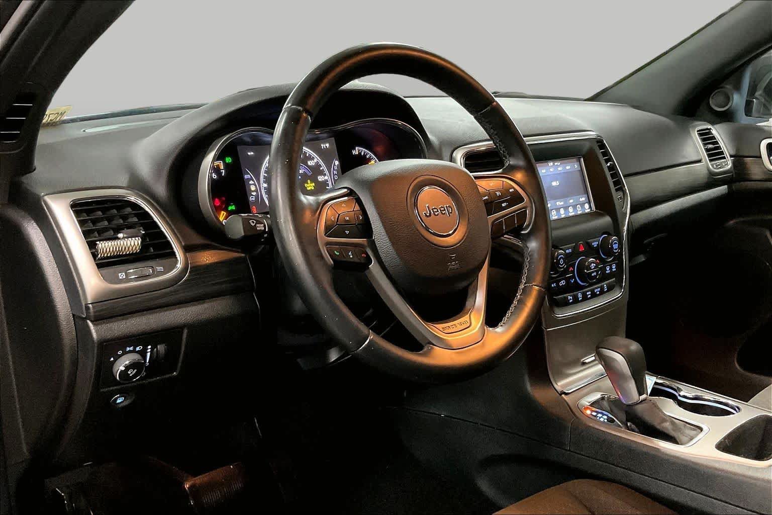 Used 2021 Jeep Grand Cherokee Laredo AWD/4WD image 17