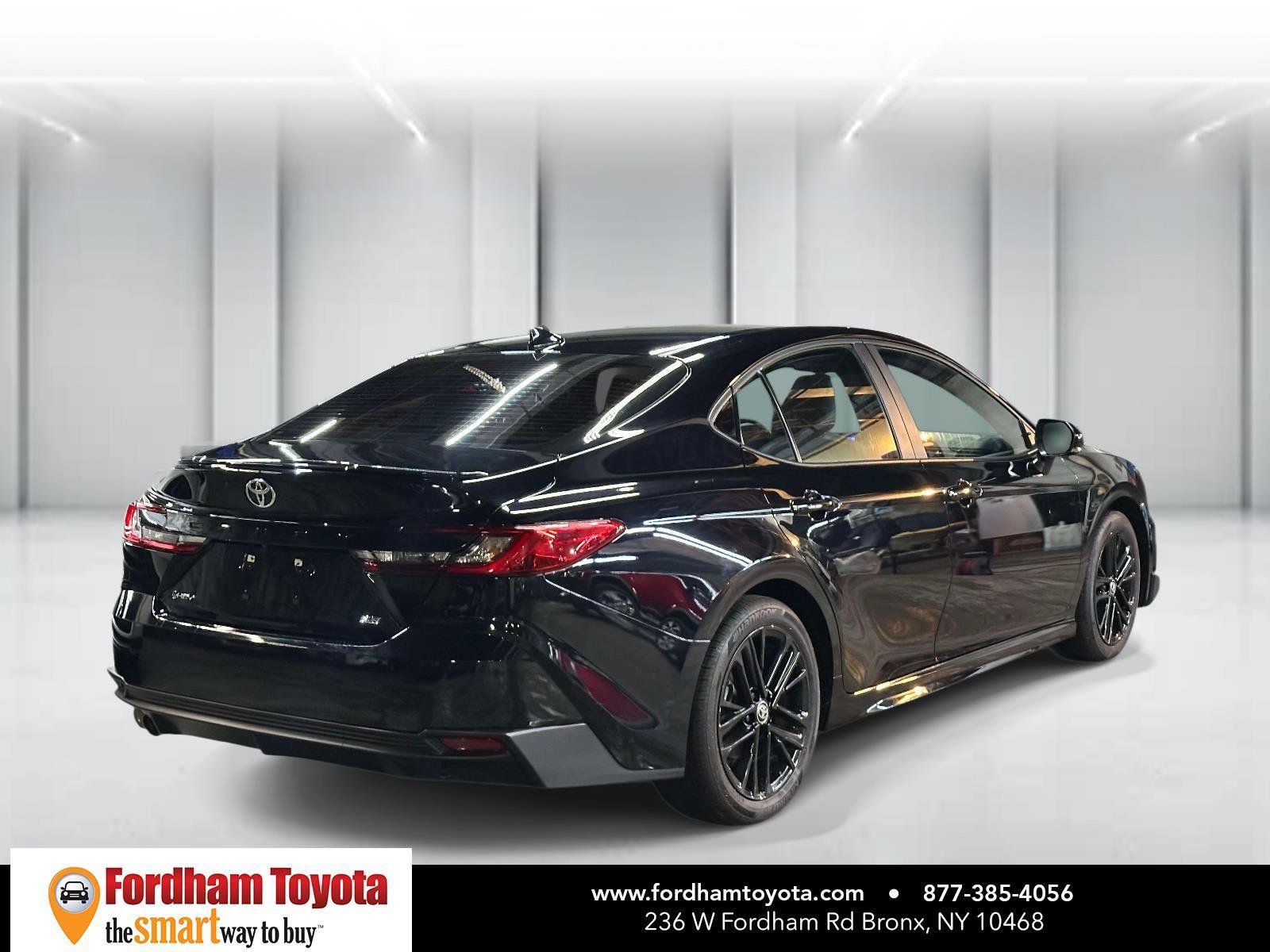 Used 2025 Toyota Camry SE image 4