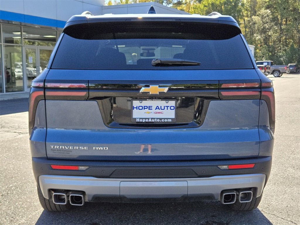 Used 2025 Chevrolet Traverse LT image 4