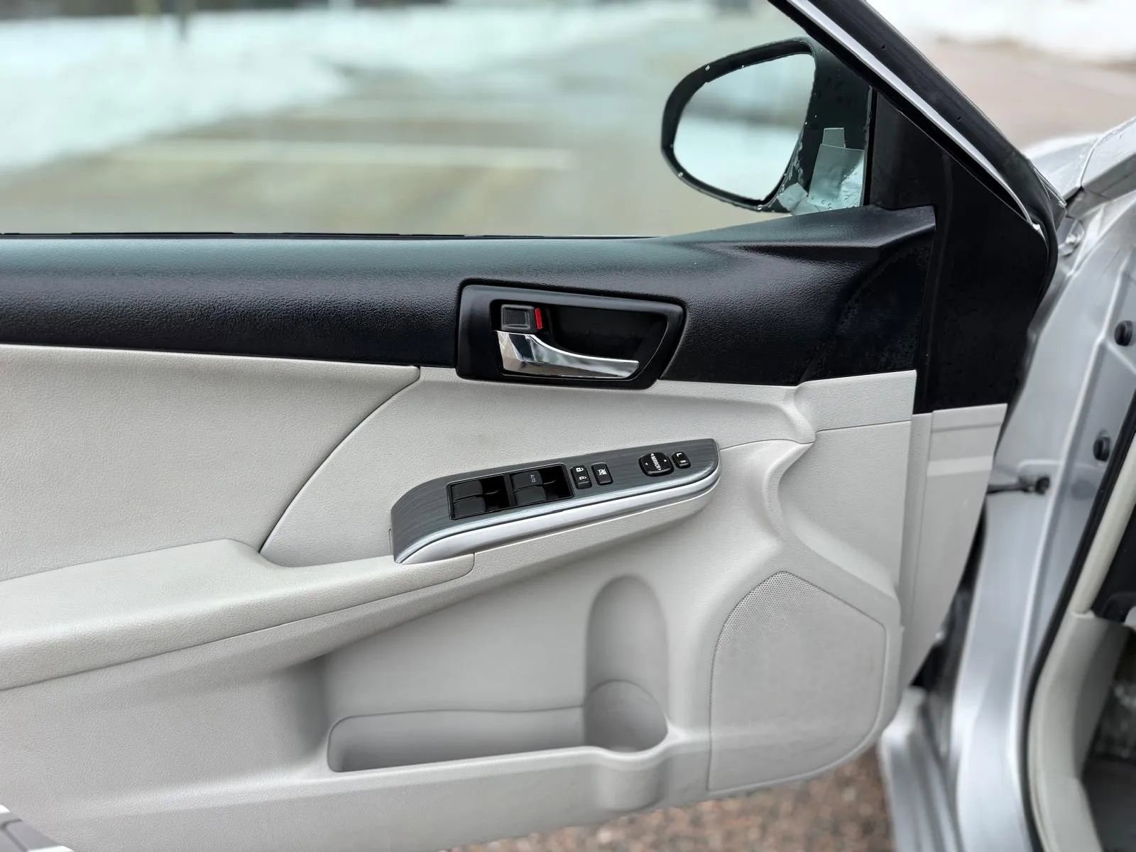 Used 2012 Toyota Camry XLE w/ Leather Pkg image 24