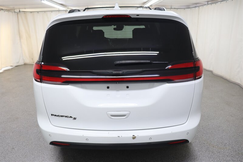 Used 2021 Chrysler Pacifica Touring-L w/ Uconnect Theater Family Group FWD image 5
