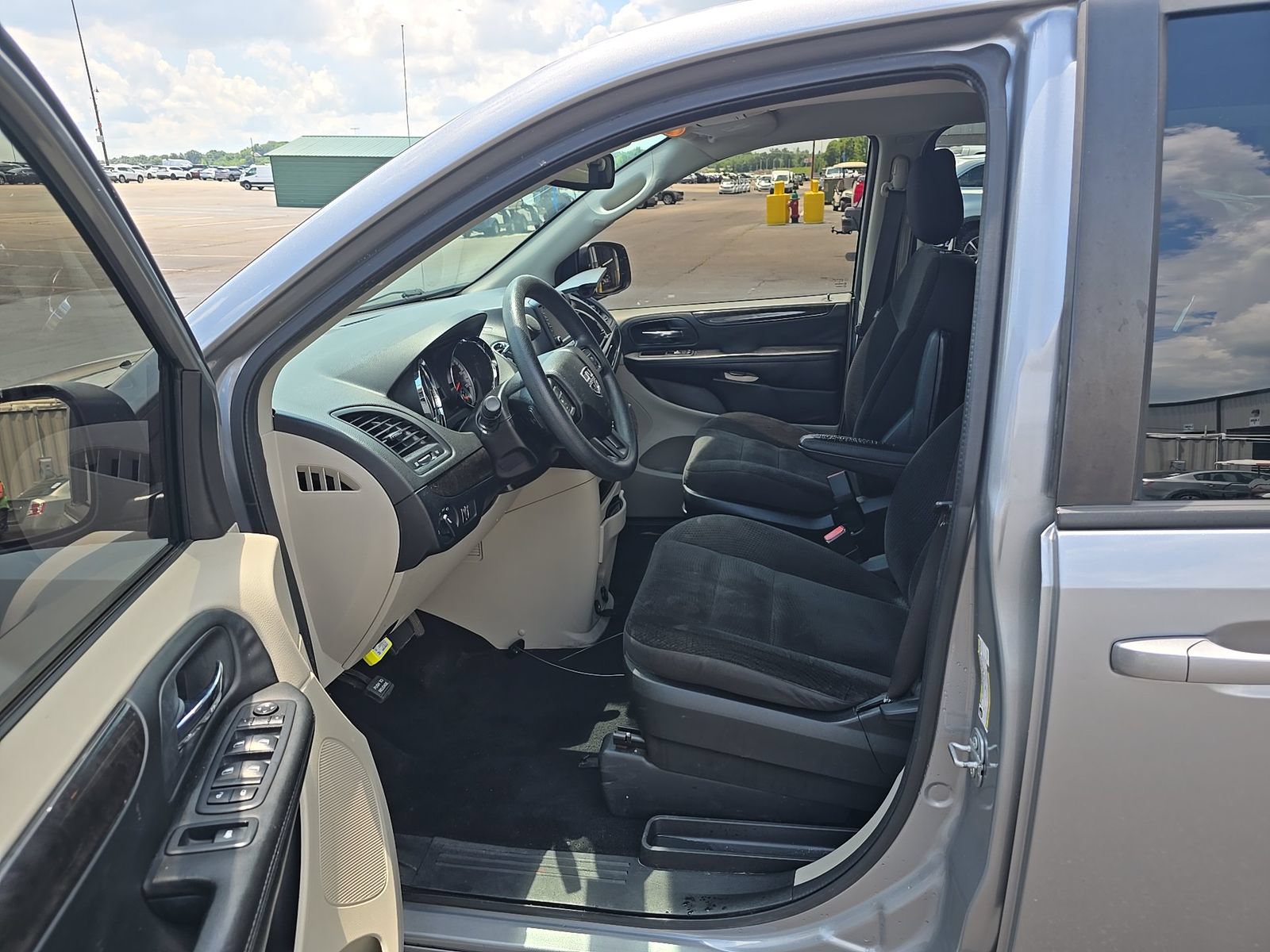 Used 2018 Dodge Grand Caravan SE FWD image 2