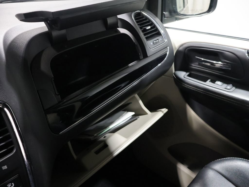 Used 2018 Dodge Grand Caravan SXT image 34