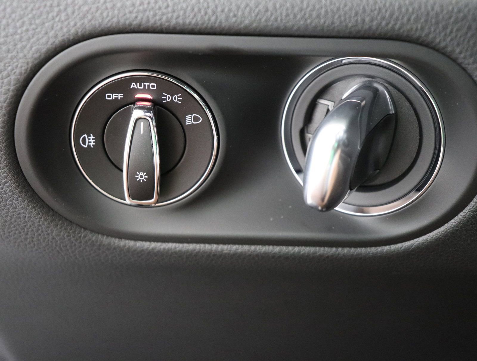 Certified 2025 Porsche Macan image 33