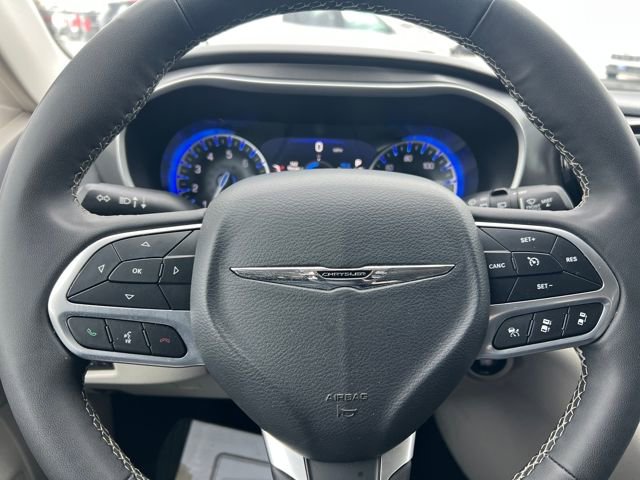 Used 2024 Chrysler Pacifica Touring-L image 29