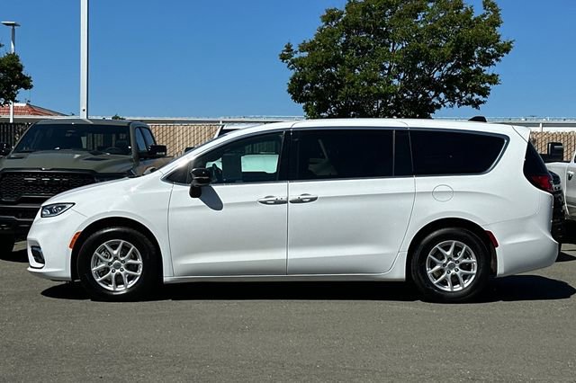Used 2025 Chrysler Pacifica Select image 7