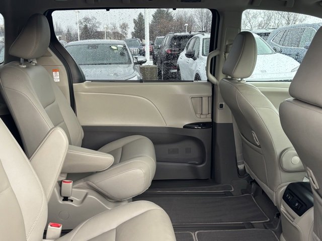 Used 2020 Toyota Sienna XLE w/ XLE Navigation Package image 17