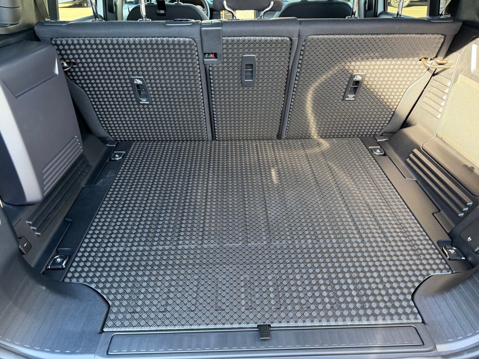 New 2026 Land Rover Defender 110 V8 image 30