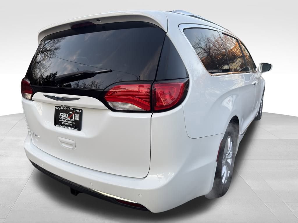 Used 2018 Chrysler Pacifica Touring-L FWD image 6