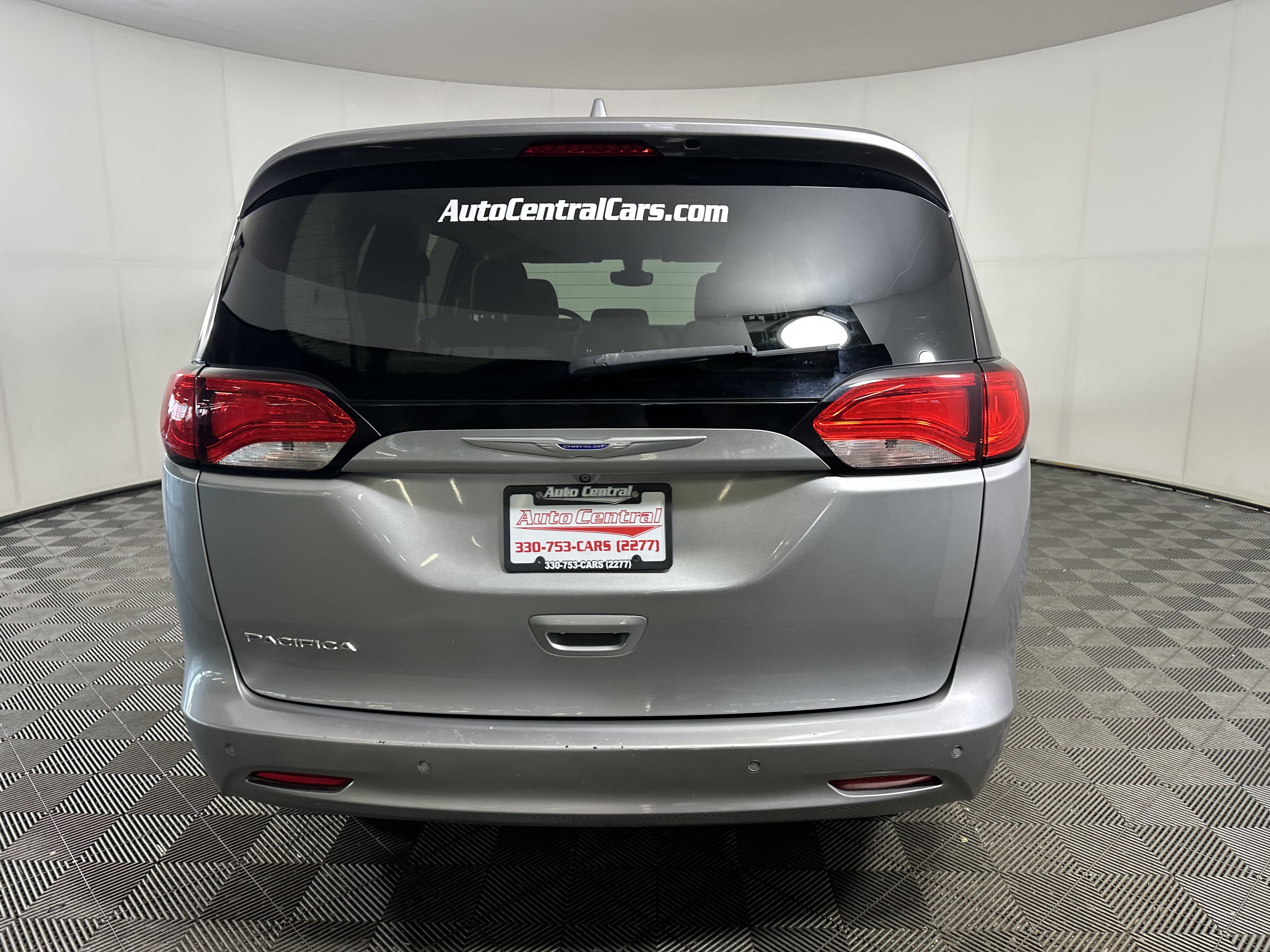 Used 2017 Chrysler Pacifica Touring w/ Tire & Wheel Group FWD image 7