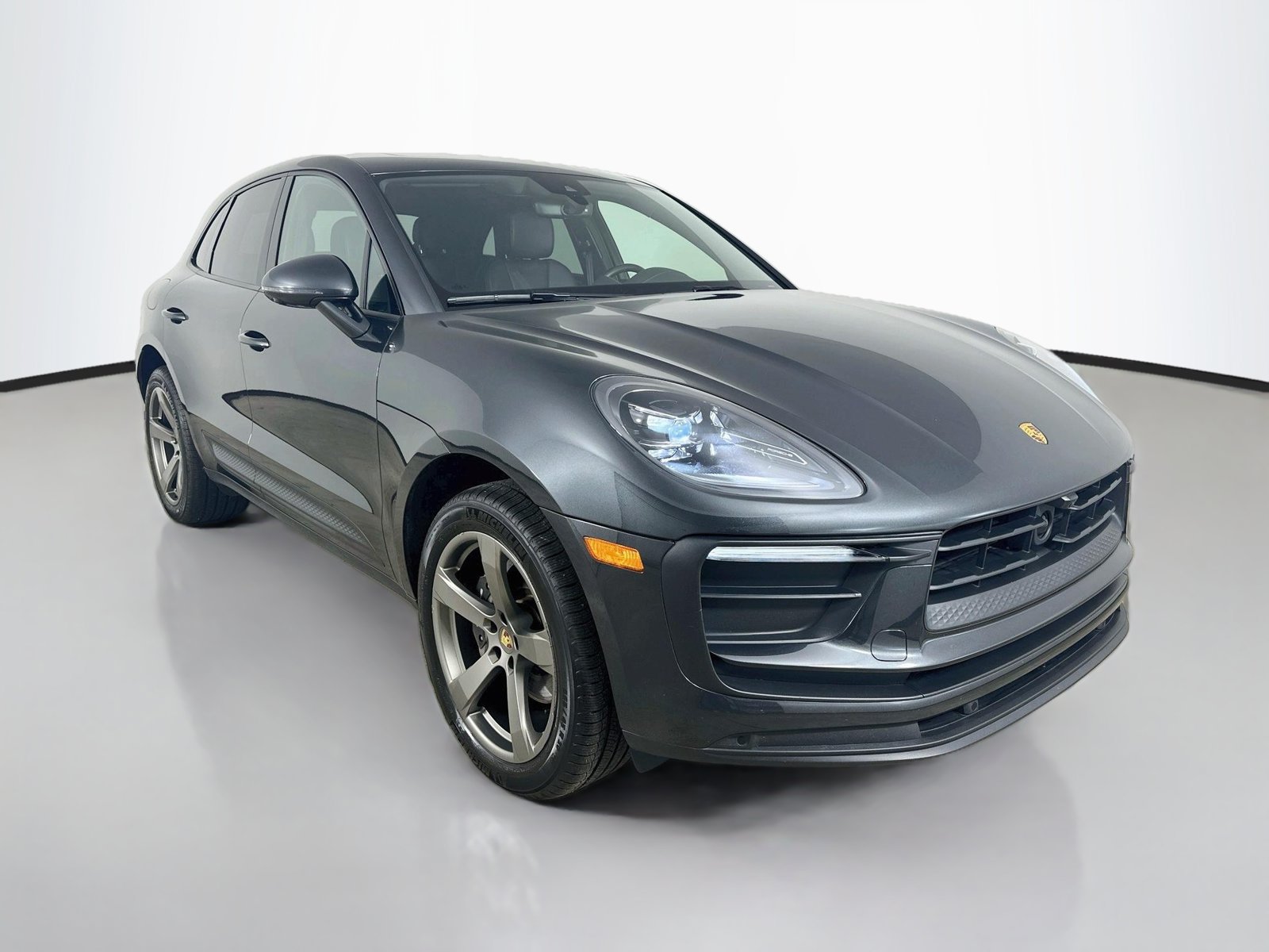Certified 2022 Porsche Macan AWD/4WD image 3