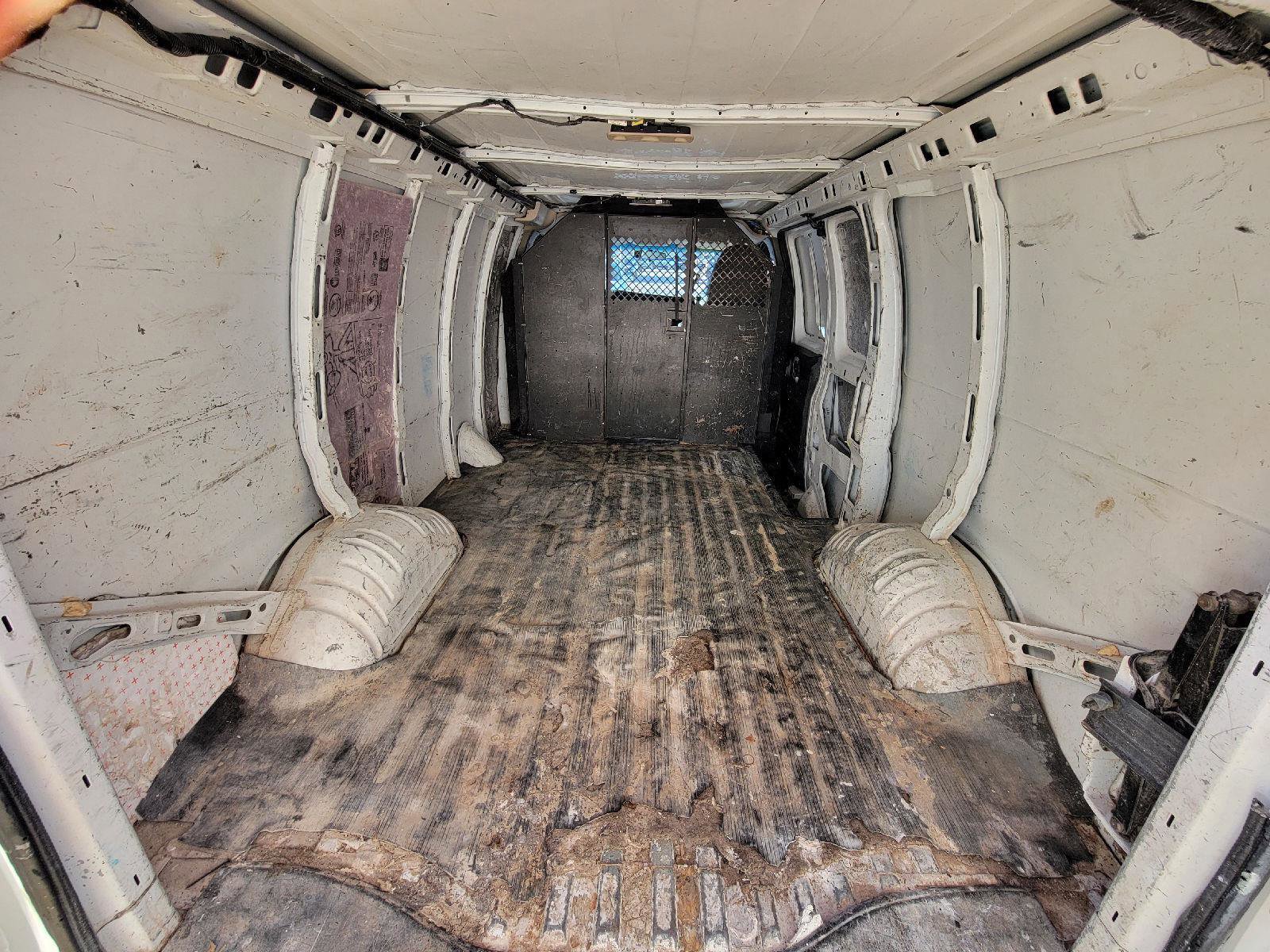 Used 2015 Chevrolet Express 2500 image 25