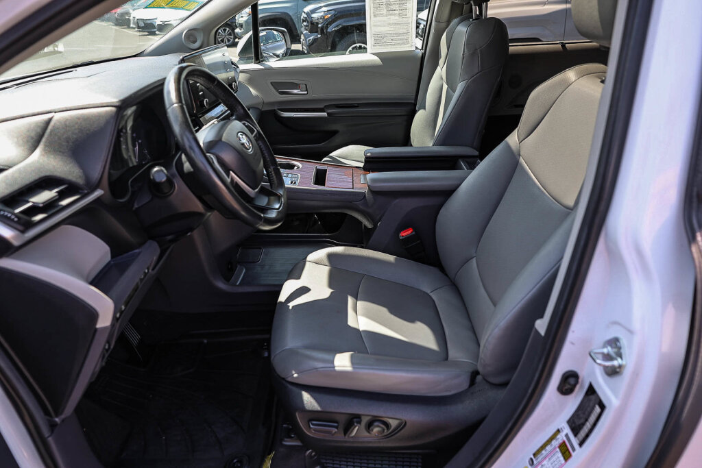Used 2024 Toyota Sienna XLE w/ XLE Plus Package AWD/4WD image 14