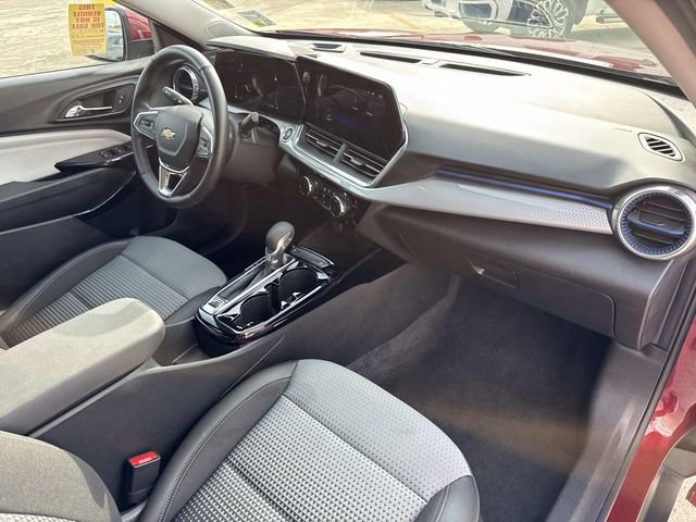 Used 2025 Chevrolet Trax LT w/ LT Convenience Package FWD image 30