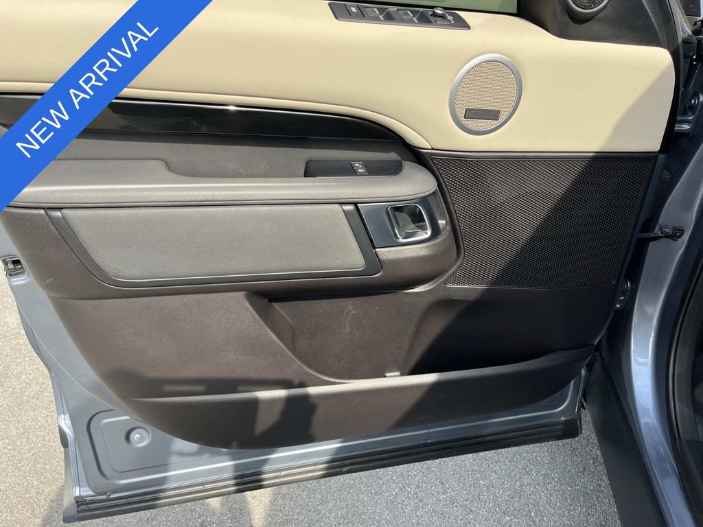 Used 2018 Land Rover Discovery SE image 28