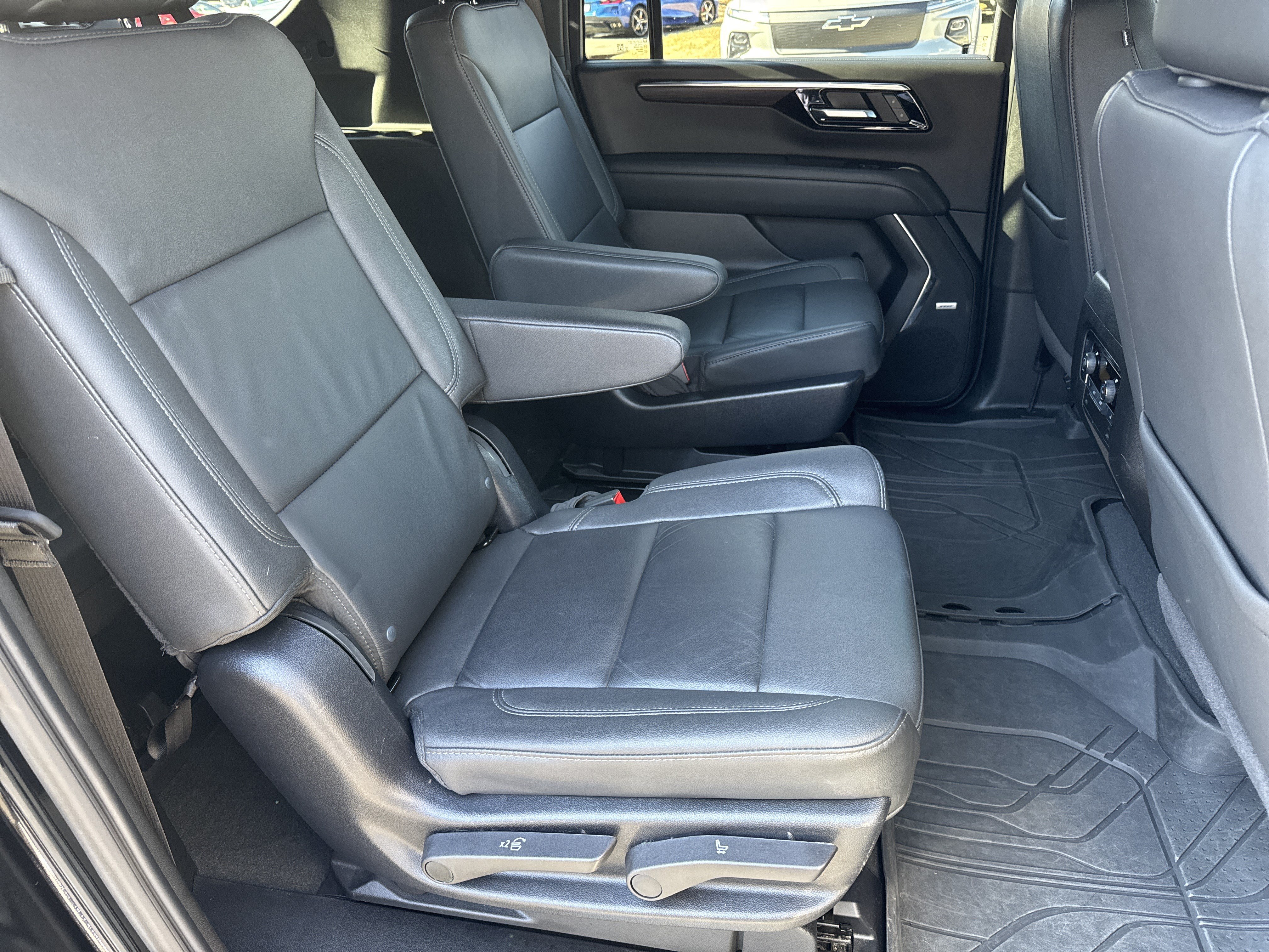 Used 2025 Chevrolet Suburban LT w/ Comfort Package RWD image 17