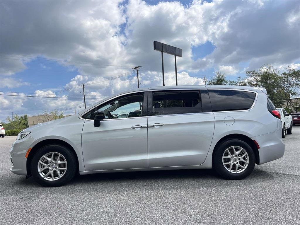 Used 2024 Chrysler Pacifica Touring-L image 3