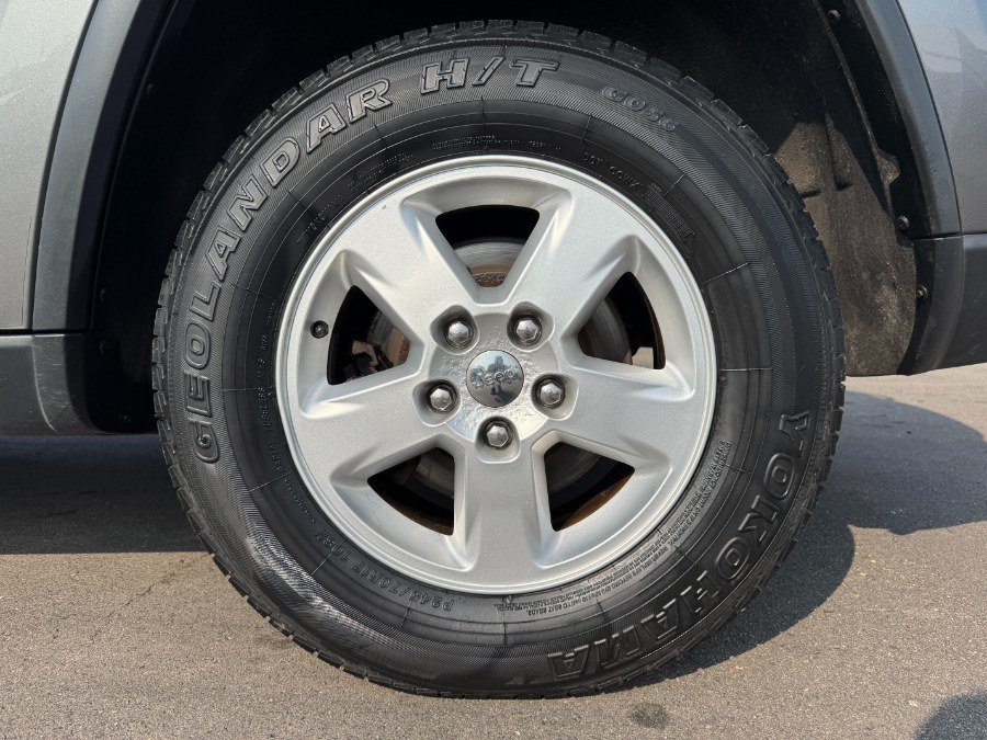 Used 2012 Jeep Grand Cherokee Laredo AWD/4WD image 13