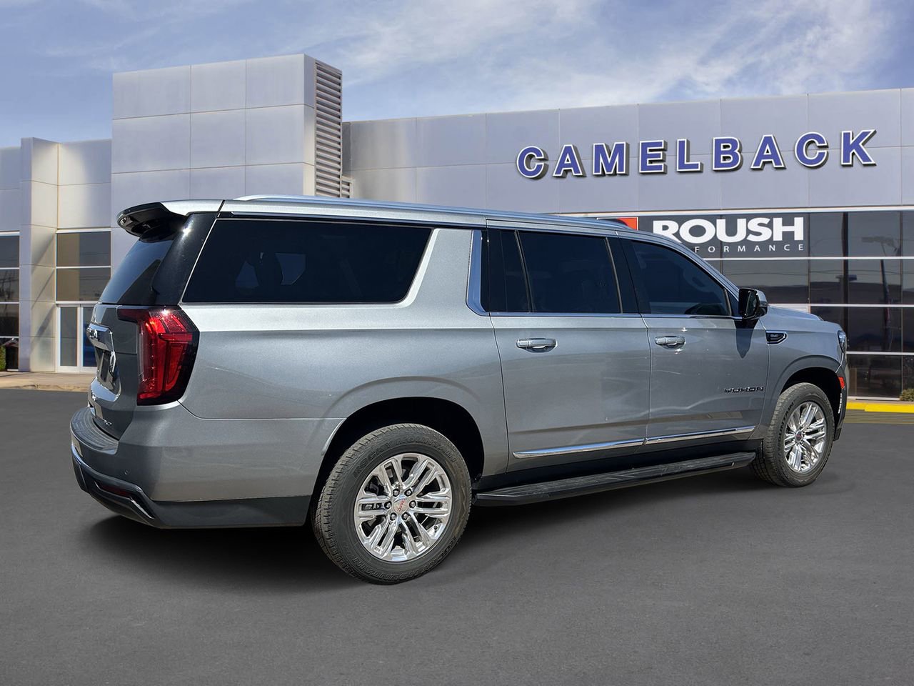 Used 2023 GMC Yukon XL SLT w/ SLT Premium Package AWD/4WD image 5
