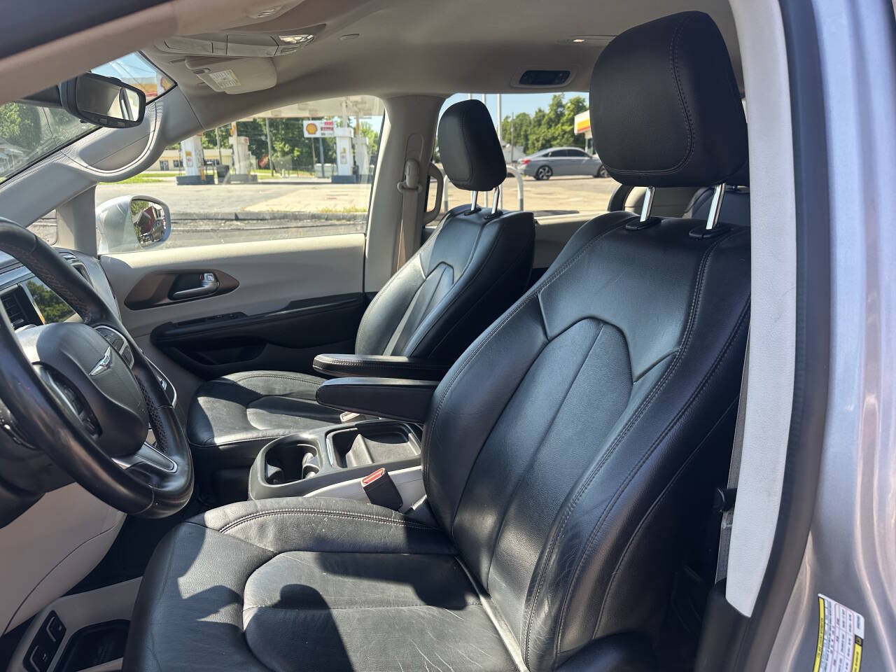 Used 2017 Chrysler Pacifica Touring-L w/ Tire & Wheel Group FWD image 11
